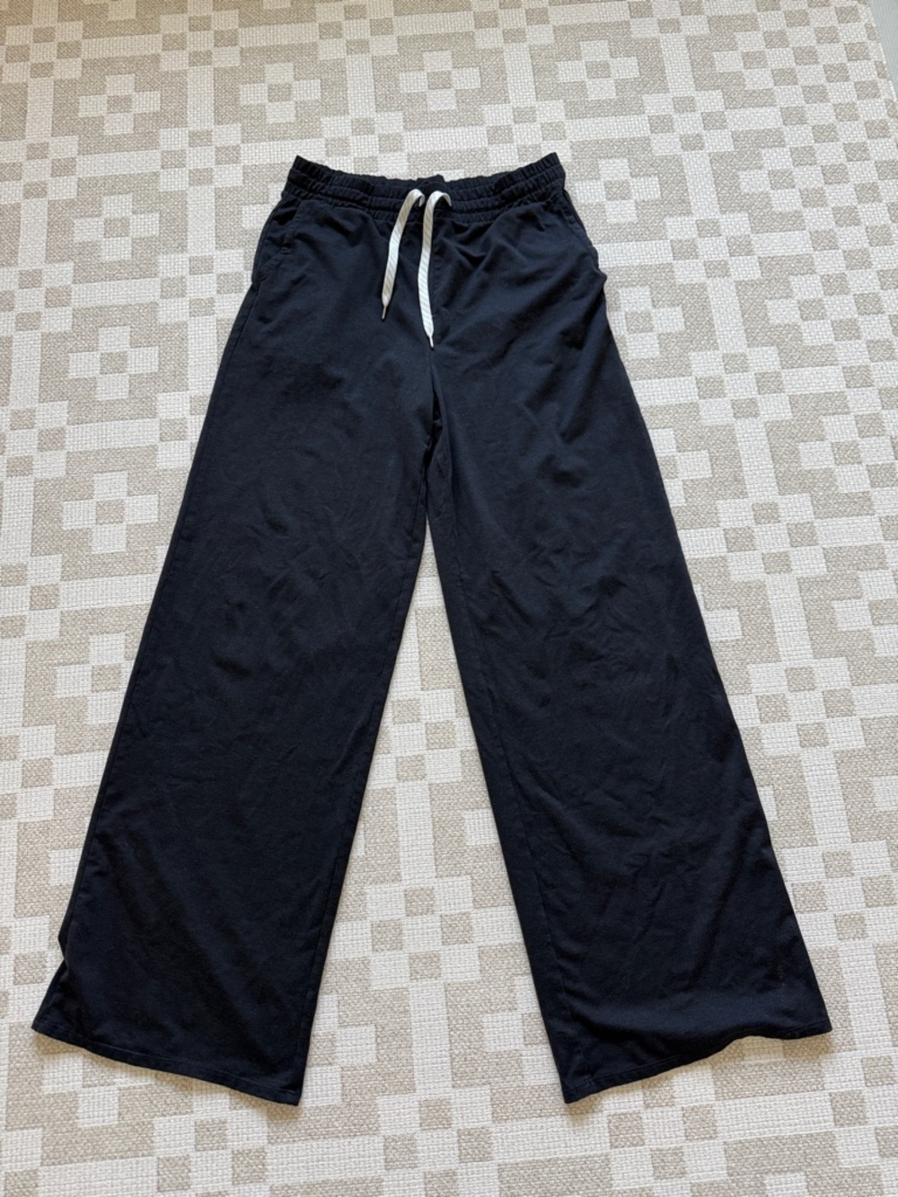 Vuori halo essential wide leg pant M